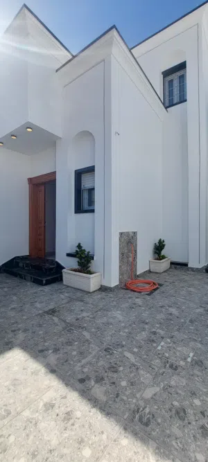 عدد ثلاثه فلل ارضيه للبيع عين زارة قرب مدرسة جابر بن حيان