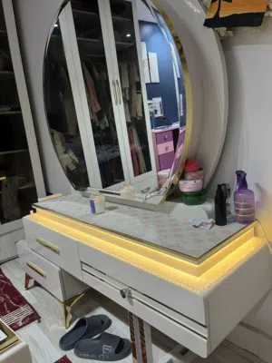 تسريح كبيره لونه ابيض فجولد بمرايا كبيره بتتفتح وهيها مساحت من جوه
