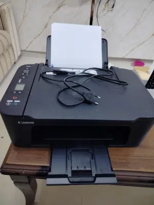 طابعة كانون بحالة ممتازة مع كامل قطعها وورق A4
