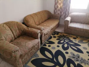 مجلس من عدد 2كرسي و2كنب مستعمل بحالة جيدة للبيع بسعر مناسب جدا