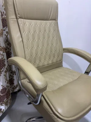 كرسي مكتب جلد فخم شبه جديد – مريح جداً وبحالة ممتازة