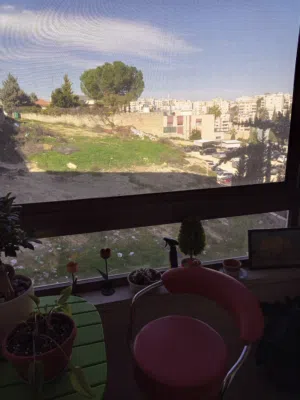 شقة أرضية معلقة في شارع الجامعة بالقرب من الجامعة الأردنية ومستشفى الجامعة
