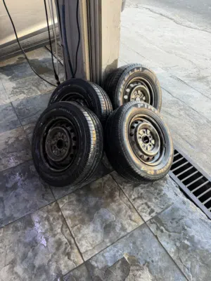 للبيع 4 كفرات بيريللي مع 4 جنوط حديد بحالة شبه جديدة شركة برازيلية استخدام بسيط جداً