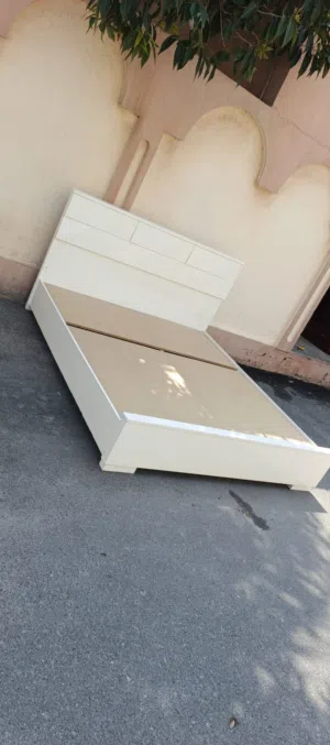 للبيع سرير بحالة ممتازة ل