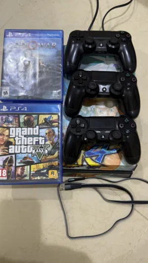 بلايستيشن 4 (ps4) 1 تيرا بايت قمة في النظافة مع شريطين و ثلاث اجهزة اصلية و جميع الملحقات الاصلية.