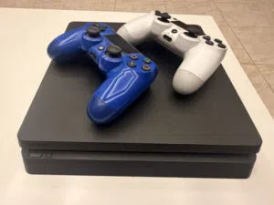PlayStation 4 Slim مستخدم بحالة الجديد