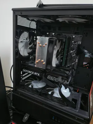 للبيع: تجميعة ألعاب (Gaming PC) مع شاشة