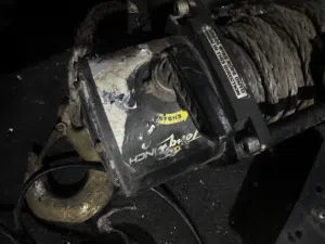 Electric winch with wires and remote control