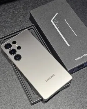 S25ULTRA جهاز الوكيل للبيع استعمال خفيف جدا شبه جديد بباكوه والكالوج محلي دبل شفرا فالمدخل  لون ذهبي