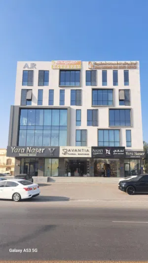 محل تجاري للإيجار في موقع مميز – شارع 18 نوفمبر Commercial Shop for Rent – Prime Location on 18th