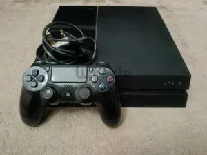 بلاستيشن(ps4 ) / نسخة الأصليه / بلاستيشن نظيفة/ بجي معها ملحقات مثل : شريطين ، وجهاز ، و HDM
