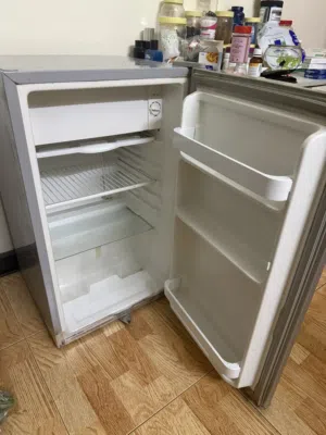 Sansui mini fridge//140L capacity//220–240V
