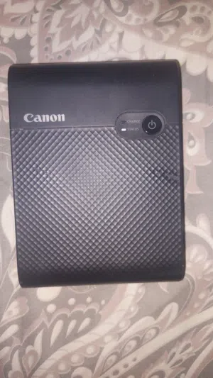 طابعة Canon SELPHY Square QX10 هي طابعة صور محمولة ذكية مصممة خصيصاً لطباعة صور تحتاج الي حباره فقط