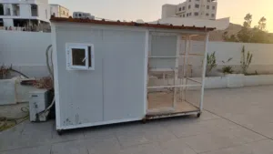 بيت للكلاب مقسم لغرفه وصاله مع التكييف وتسويه عاليه يصلح لجميع الانواع