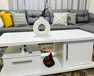 طاولة لون أبيض بتصميم عصري وأنيق، مناسبة لغرفة الجلوس أو التلفزيون