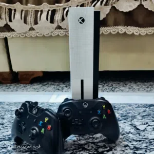 للبيع اكس بوكس وأن إس ويا يدتين الجهاز لوك ستيكر مامفتوح  الذاكرة 500 ماعدي توصيل الجهاز نضيف كلش