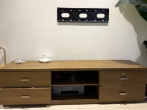 طاوله تلفزيون وله اكثر من استخدام ومعا اربع خزانات ومساحتين زخزين كبيرا السعر 400 قابل للتفاوض