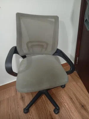 كرسي مكسور للبيع