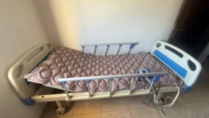 سرير مرضى طبي حركتين بحالة ممتازة