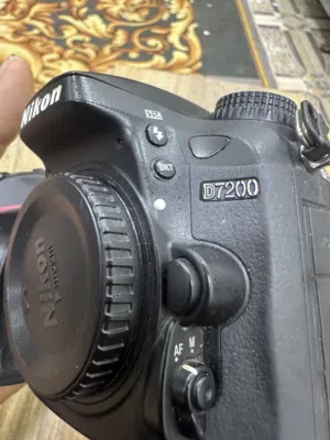 كامره نيكونD7200 نضافه 90/100مع عدسه الاصليه 18/140 شتها 32ك.