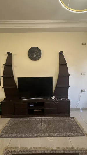 طقم طاولة كبيرة وطاولتين صغار جانبيات +طاولة تلفزيون مع ارفف ديكور خشب زان بسعر لقطة بضاعة ثقيلة