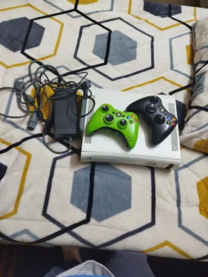 اكس بوكس360 مستعمل عليه بكج العاب 20 لعبة قابل الزيادة قبدتنين شغالين و عليه 4 أكاونتات 10000 بويمن.