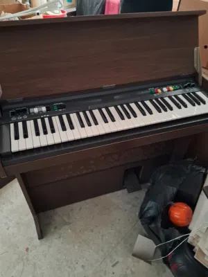 بيانو قديم جدا