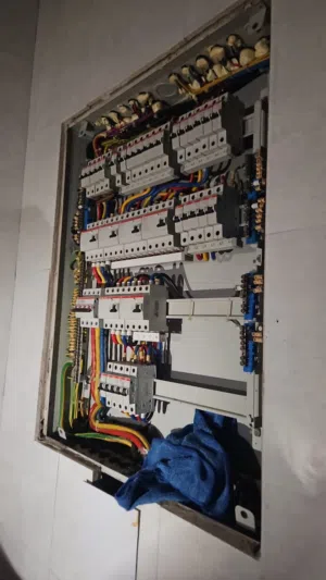 كهربائي ف دبي الشارقه وعجمان خدمه 24 ساعه