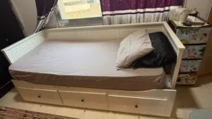 كنبة تفتح سرير مع ادراج من ايكيا مع المرتبة ب 25 دينار