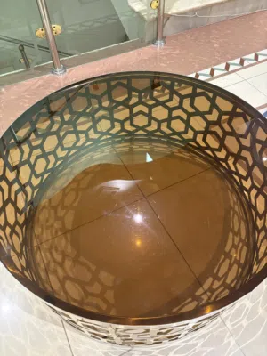 بيع اثاث مستعمل طاولات  بيع 3 طاولات 1 كبيرة و2  صغير