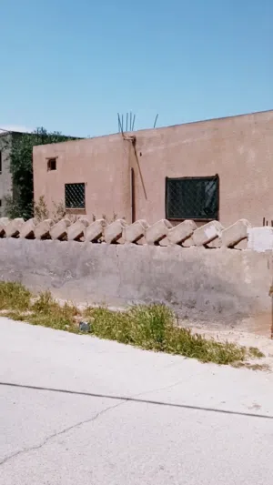 بيت مع ارض قوشان مستقل للبيع مساحة المنزل 87م و مساحة الارض 532م في المفرق ام الجمال