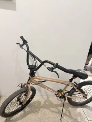 قاري جديد استعمال شهر النوعية bmx/spiner. اللون ذهبي يأتي معاه رنجات أو ردافيات و ضوء من الخلف