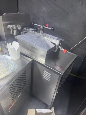 معدات وأدوات المطعم معروضة للبيع بالكامل بغرض التصفية