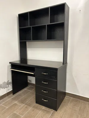 مكتب بحالة جيدة