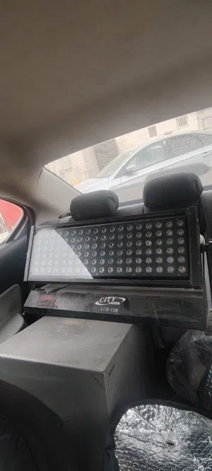 كشاف إضاءة LED احترافي متعدد الألوان (RGB)