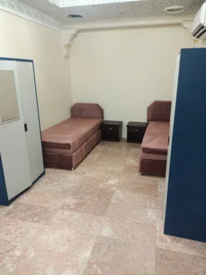غرف مشتركه و غرف فرديه واستديوهات للموظفين والموظفات المعلمات  بسوق الخوض التجاري متاح كل الخدمات