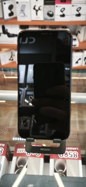 iphone x تخزين: 64G بطارية : 100% لون : رمادي بحالة ممتازة جدا بسعر الحرررررق