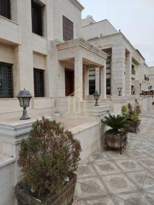 شقة أرضية مميزه 306م في أجمل مناطق عبدون / ref 1032