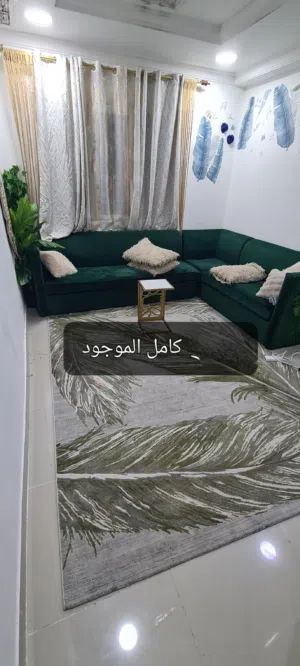 للبيع كنب مع السجاد و الستاير ب 25