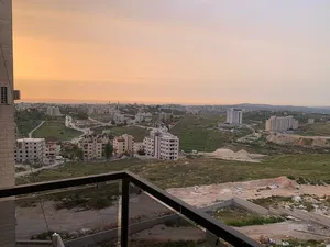 ‏٣ غرف نوم ‏.‏ ٣ حمّامات ‏.‏ 175 م٢‏4