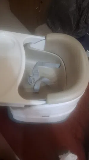 كرسي أطفال ماركة وقوي وفي حالة ممتازة جدا جدا