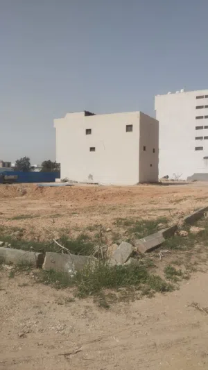 الارض في الدريبي شارع حي الصناعي وراع العمارت ومول جديده لان  ولارض ملاهاش اي مشاكل اكورها تمام