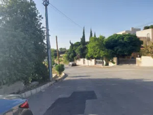 أرض مميزة في الفحيص 950م ذات اطلاله عاليه منطقه فلل فخمه تبعد عن مدرسه البكلوريا 3 دقائق