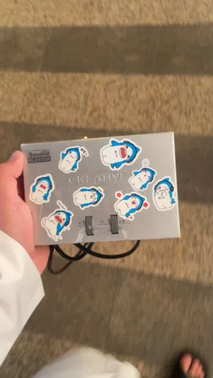 كرت فضي الجوده نضيف جدا و صافي و الفريره شغاله فيه شخطه وحده بسيطه و الباقي لني توني شايل استكرات من