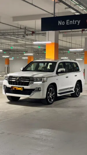 للبيع لاندكلوزر VXR 5.7 2021 رقم واحد فل ابشن شبه جديد