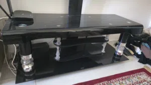 ميز تلفزيون مع التلفزيون هدية