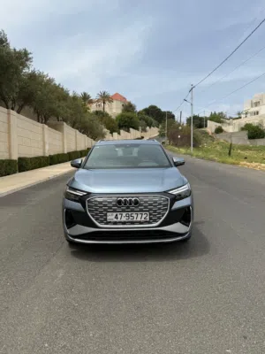 أودي Q4 e-tron 2024 كهربائية لون أزرق فاتح، هاتشباك، مستعملة بحالة ممتازة