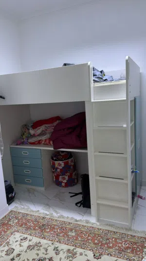 سرير اطفال مع مكتبته وكبت من نفس السرير ورفوف شبه جديد مع مترس