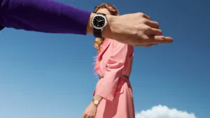 موجود بصمت 