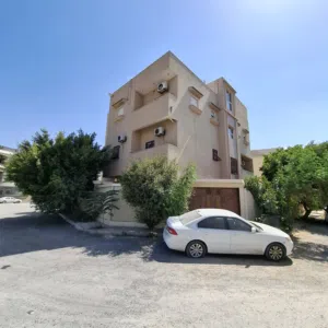 عمارة ثلاثة طوابق وملحق للإيجار - بن عاشور خلف مصحة البراء - موقع ممتاز قريب من جميع الخدمات